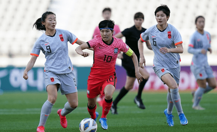 男生通过身边的朋友打听你